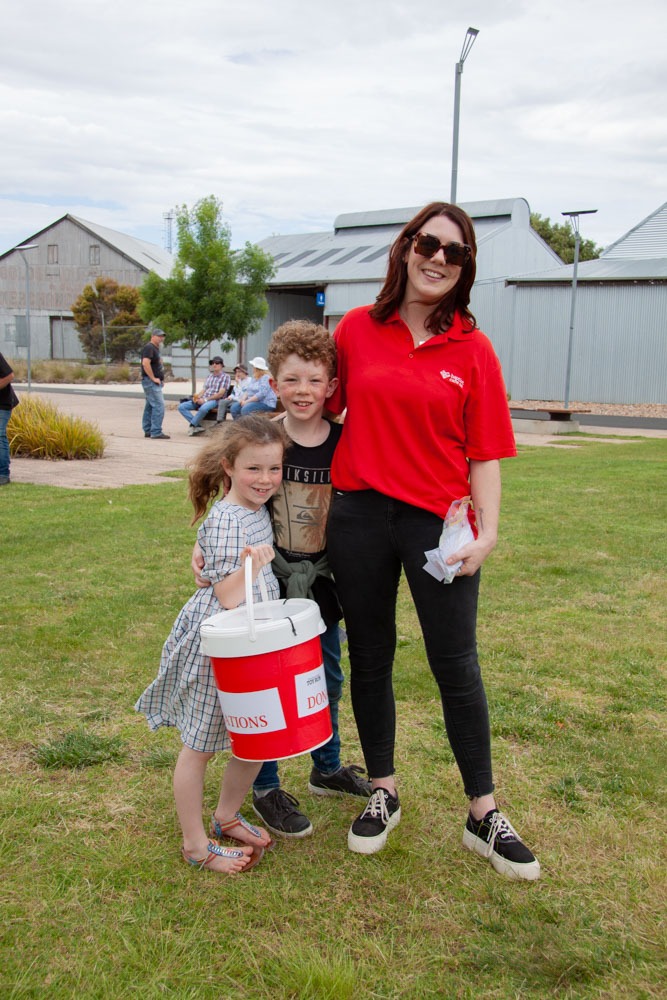 Jessica-Porter-collects-donations-with-her-children-Dylan-and-Evie